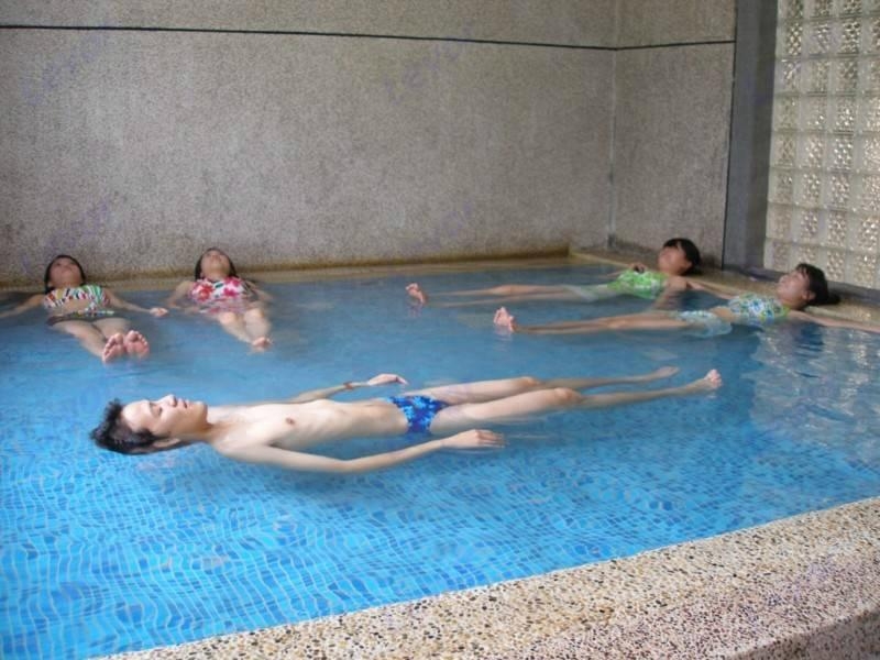 死海漂浮浴