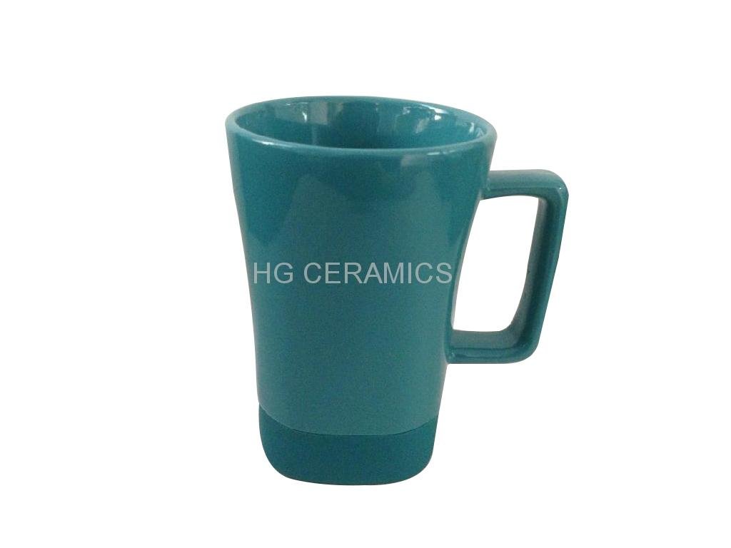 ceramic mug with square silicon bottom 3