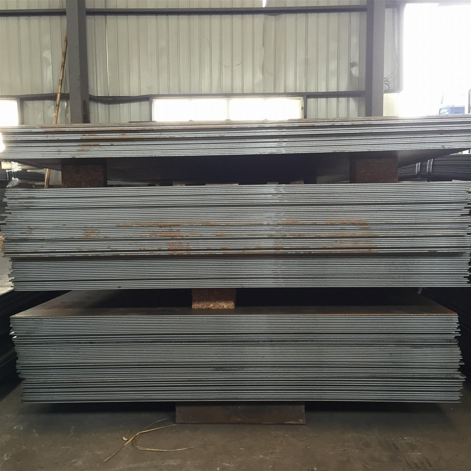 Low alloy and high strength out of factory plate for sheet metal processing 