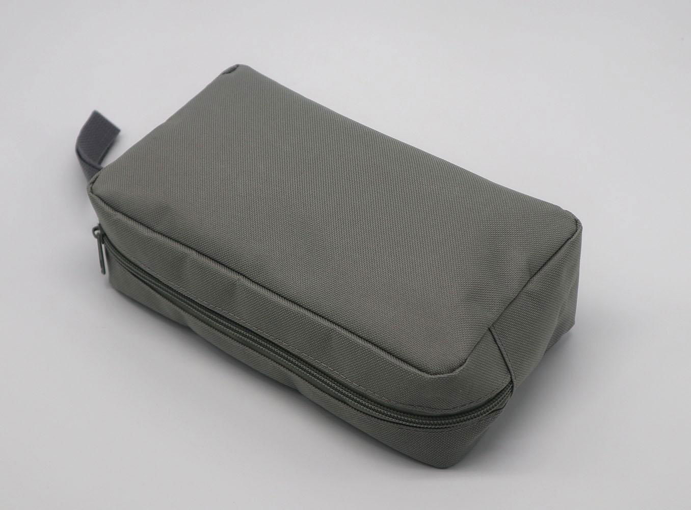 600D polyester promotion large toiletry bag with short polyester webbing handle  5