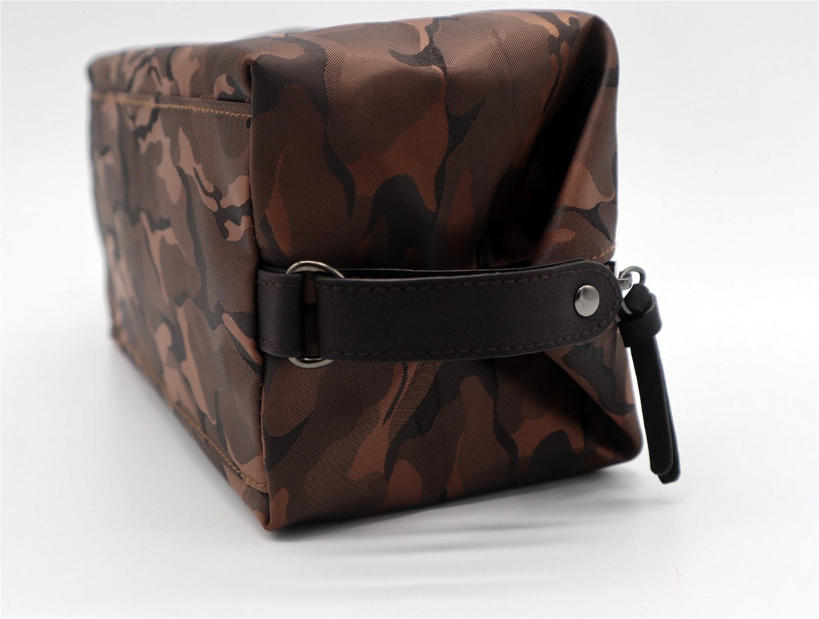 Nylon made high grade men waterproof makeup bag for travel in camouflage colour  5