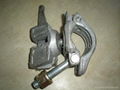 SWIVEL COUPLER WITH ONE GRAVITY LATCH
