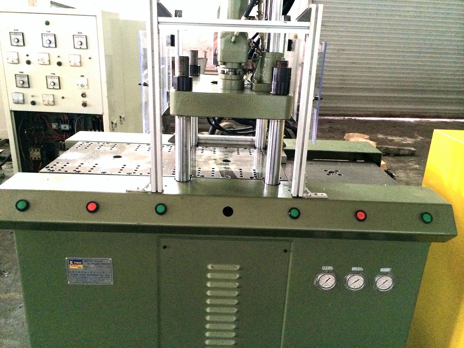 Kinki 45t used Vertical Injection Molding Machine (double sliding table)