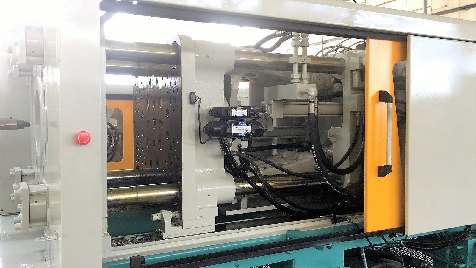 CLF-180TX (high precision) used Injection Molding Machine 3