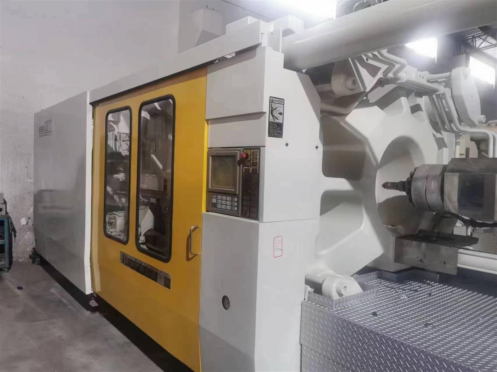 Toshiba 850t (IS850GT) Used Injection Molding Machine 3