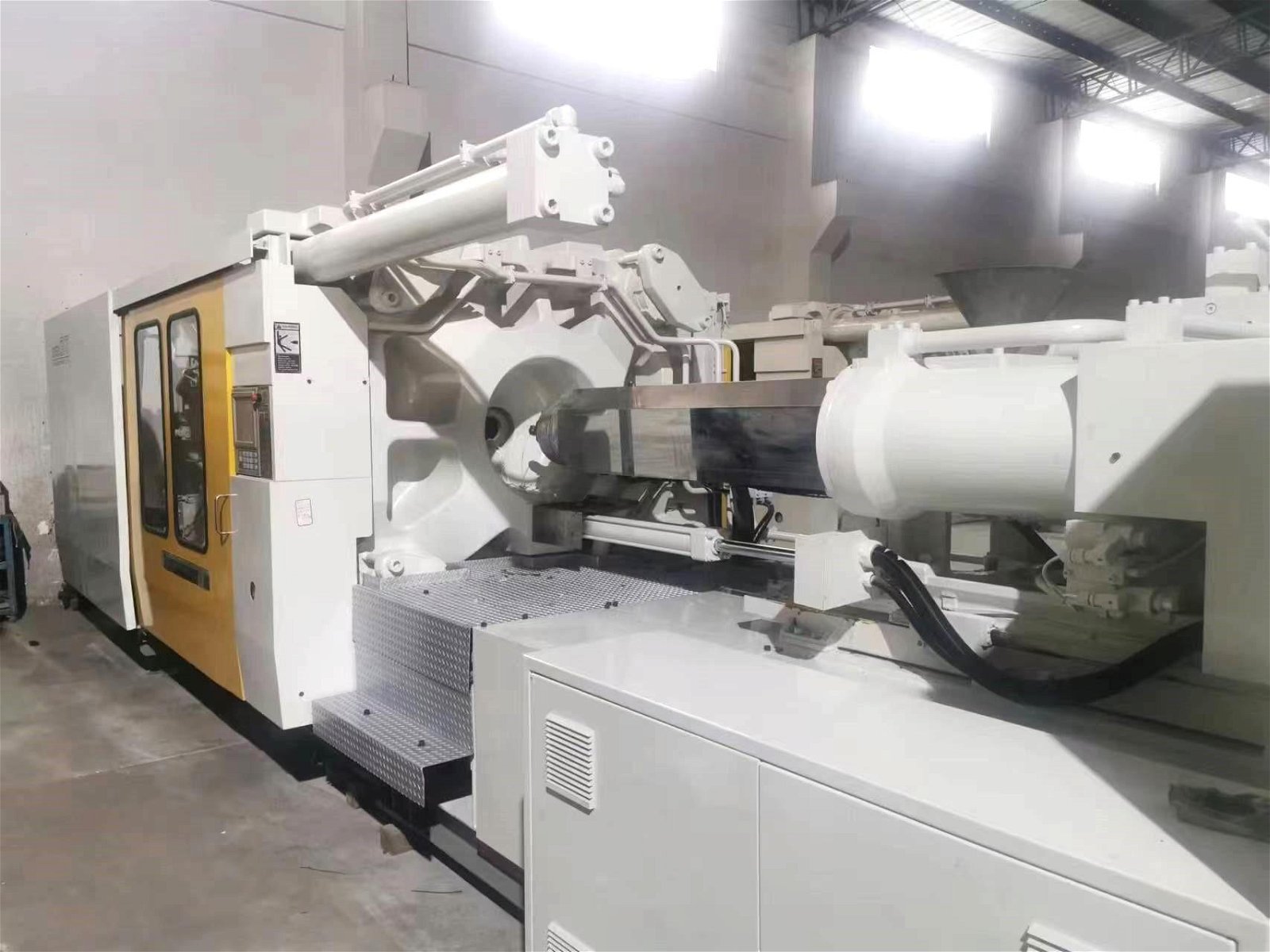 Toshiba 850t (IS850GT) Used Injection Molding Machine 4