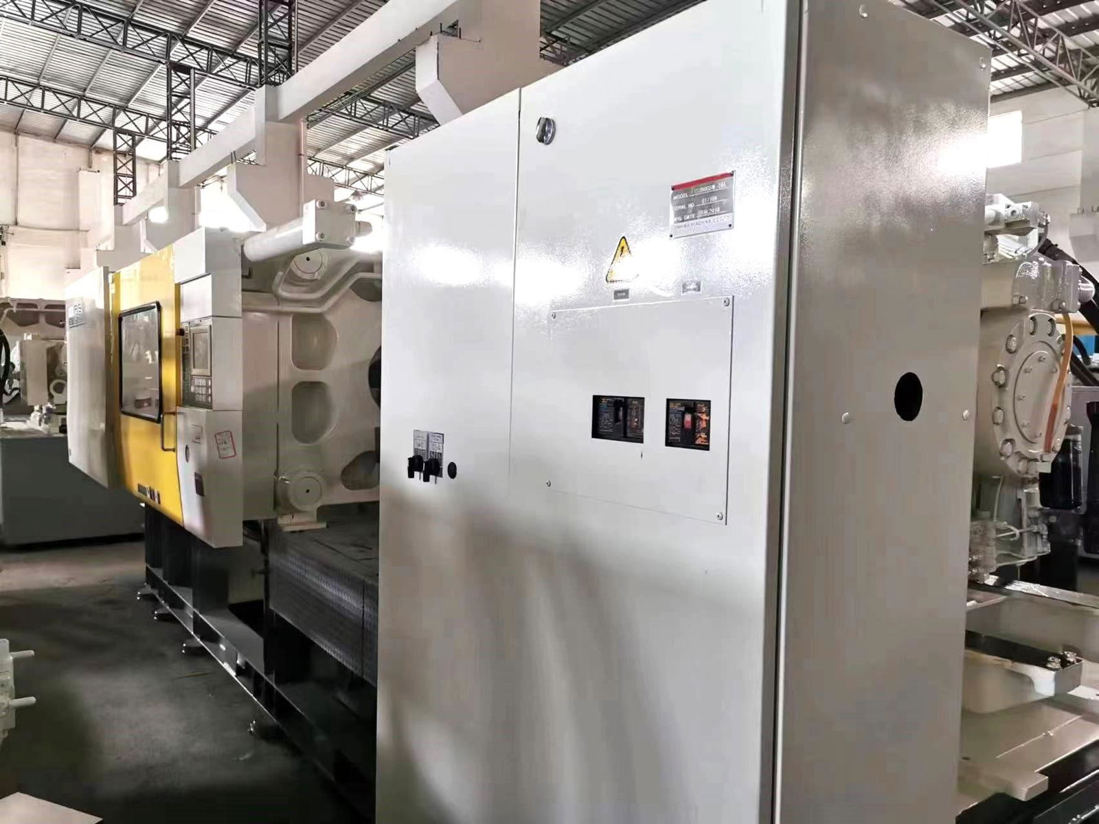 Toshiba 350t (IS350GSW wide platen) Used Plastic Injection Molding Machine 3