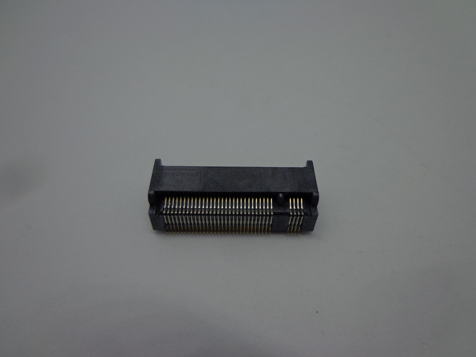 MDT580M02002 Amphenol 存储和服务器连接器PH=0.5mm,H=5.8mm,Key M，15μin  4