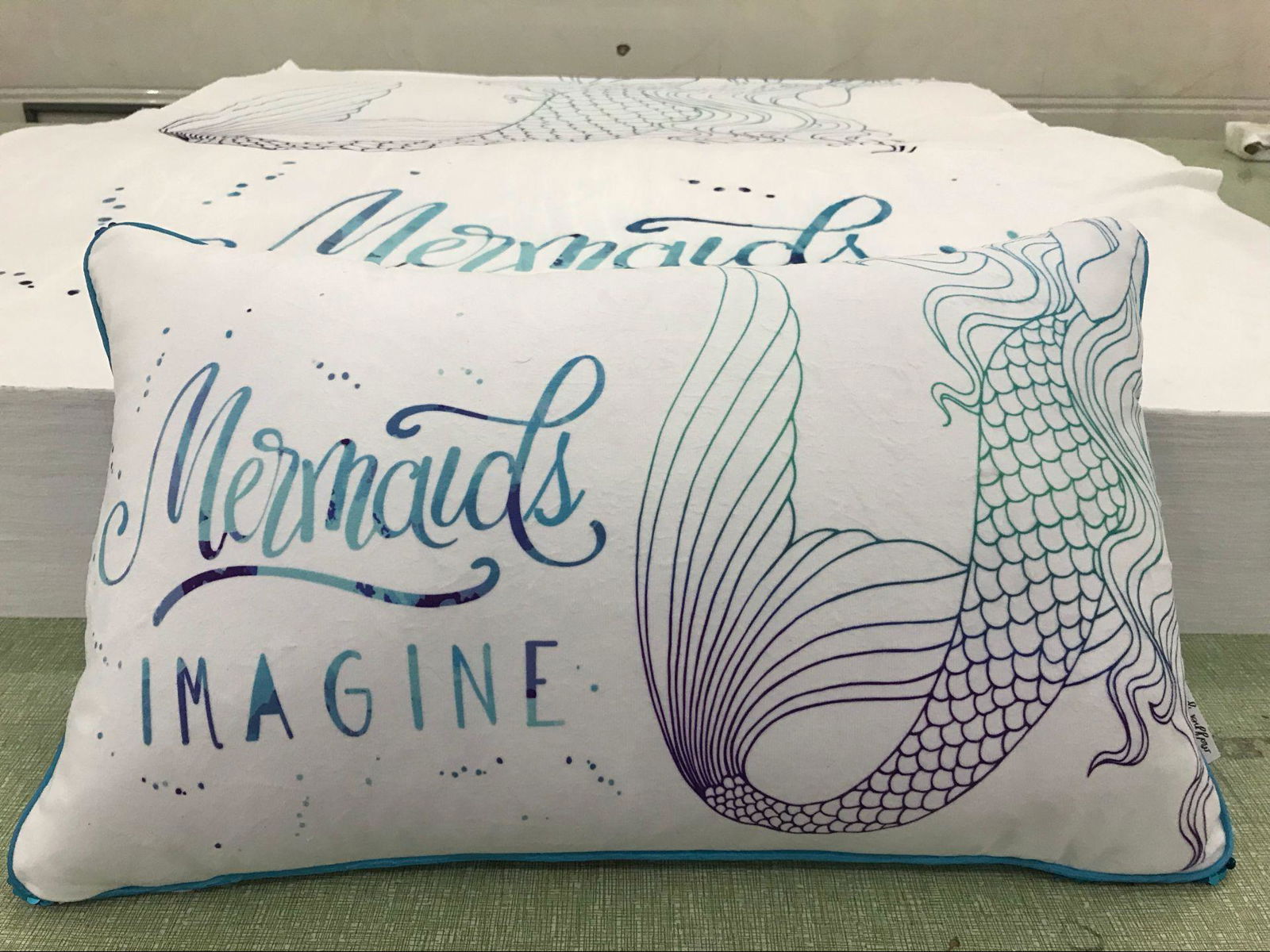 2020 new fashion mermaid reversible sequin pillow cover Christmas sequin pillow  2