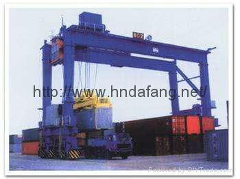 Rail container gantry crane