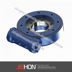 Enclosed housing single axis worm slewing drive