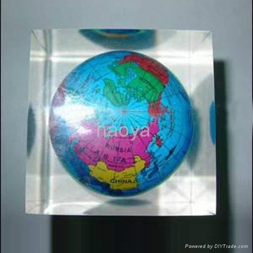 Customize Acrylic Globe Embedment Resin Paperweight Lucite Block Paperweight 