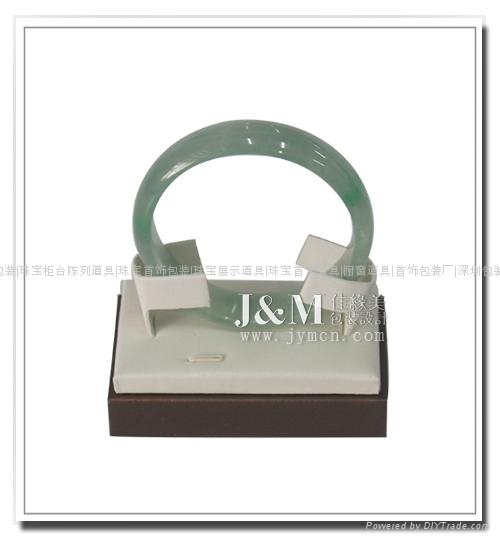 Jade bracelet seat 2