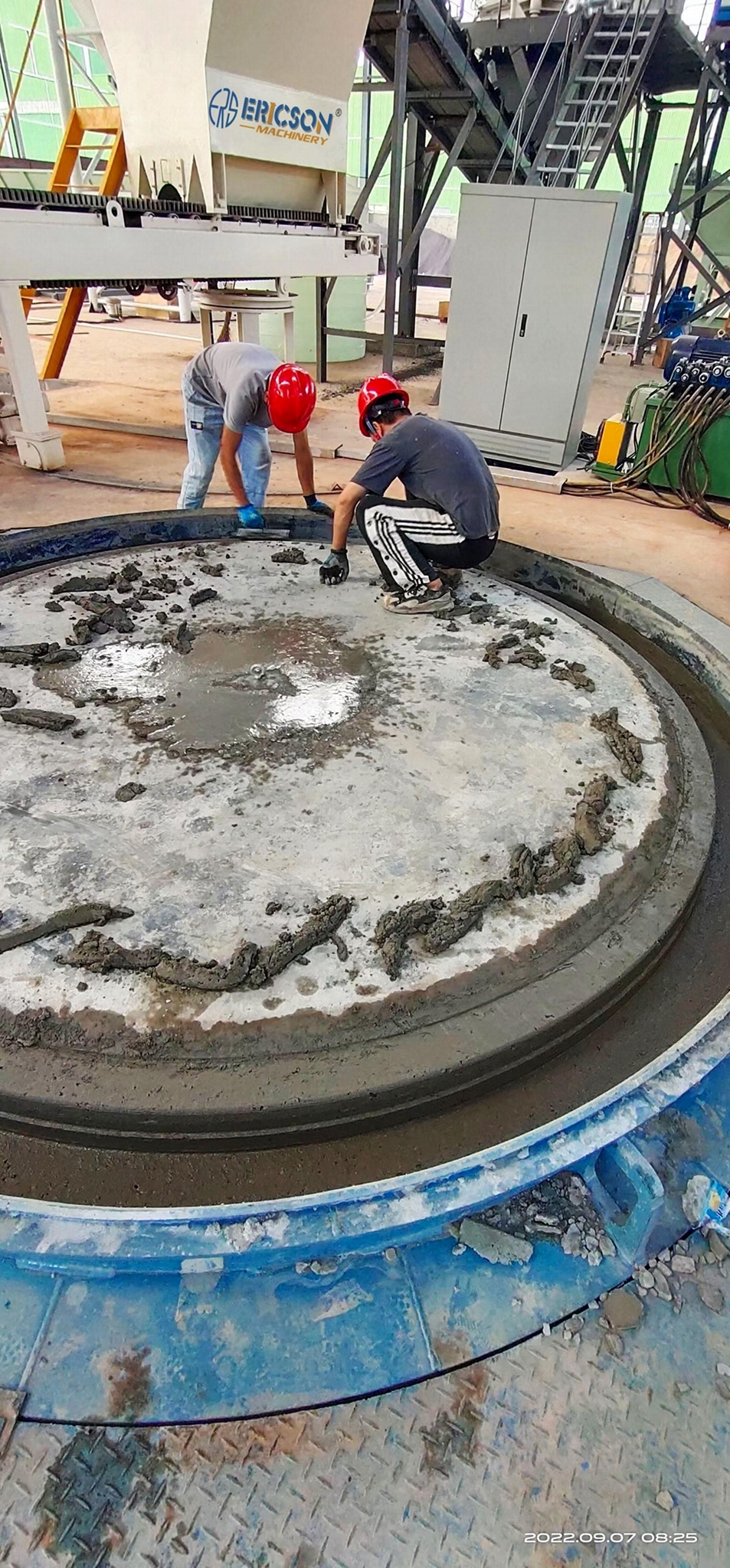 Concrete pipe machine with Vertical Vibration Technology 2