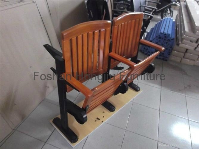 Selling Chinese classroom chairs and desks