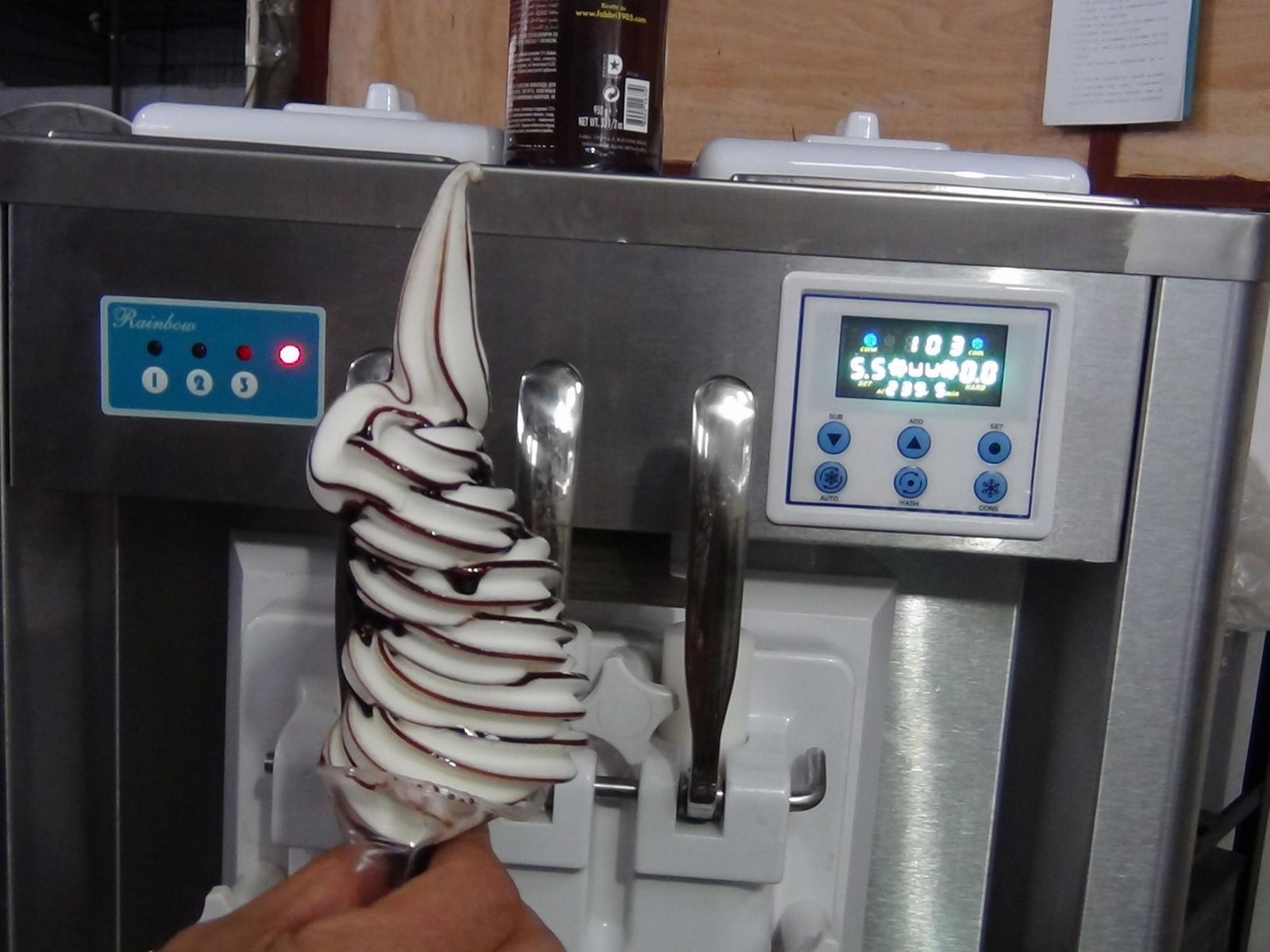 3 Flavor Commercial Soft Ice Cream Machine with Syrup System 2