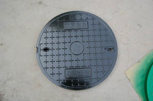 Composite manhole cover with rubber seal 4