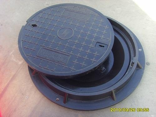Composite manhole cover with rubber seal 3