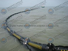 Inflatable rubber oil boom