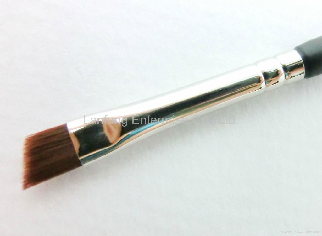 Angled eyeliner Brush 3