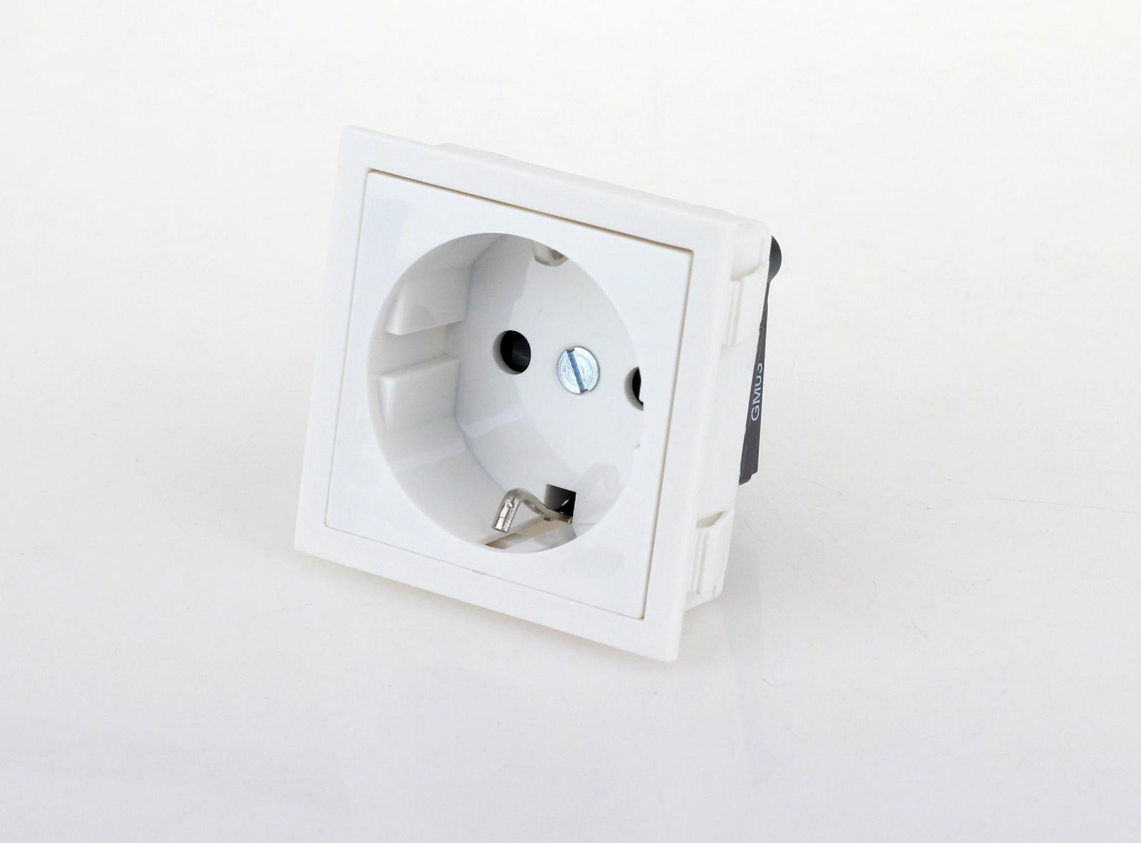 Snap-in EU schuko socket 2