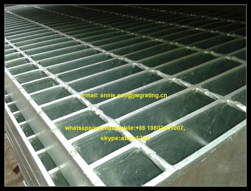 building material  different size and shape steel grating 3