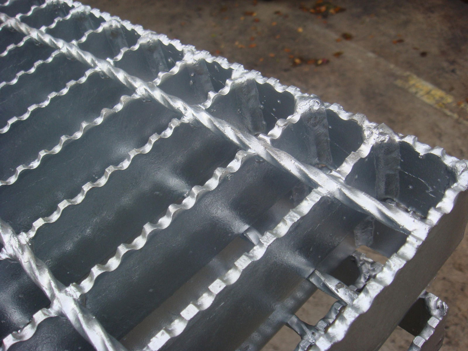 1*5.8m Hot dip galvanized steel grating serrated standard steel grating panel 2