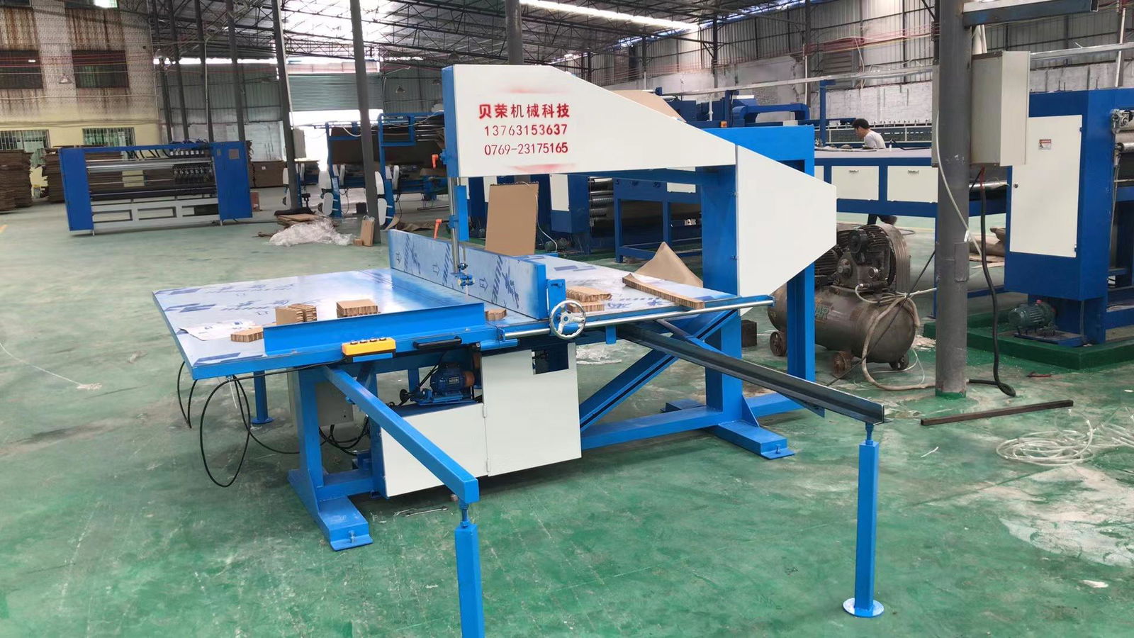 Foam cutting machine