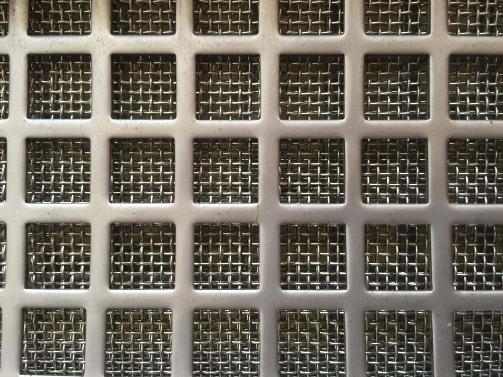 Sintered mesh with perforated metal 2