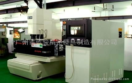  Hi-speed CNC machining Center