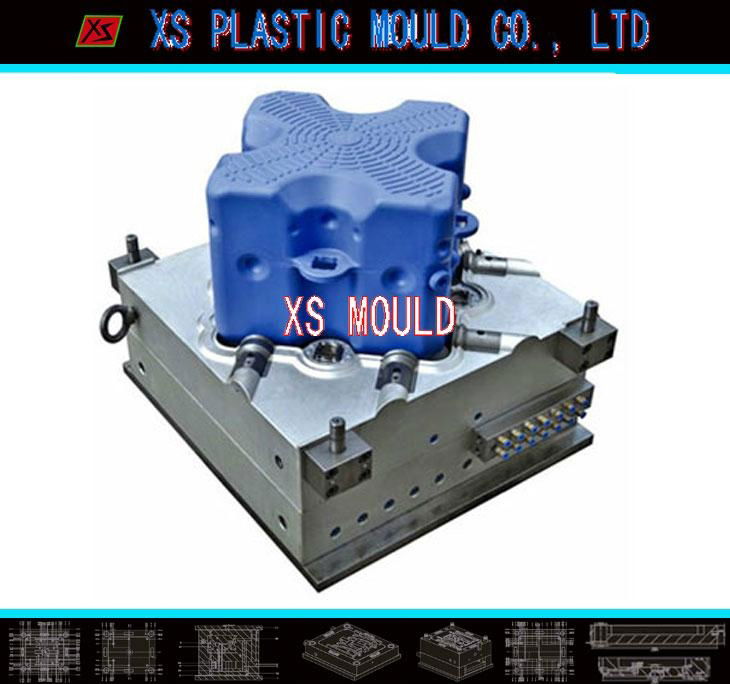 Plastic blow mould