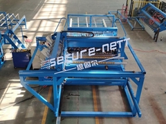 Automatic welded mesh panel machine to make fence