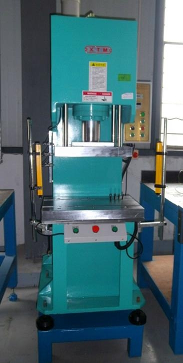 Single column hydraulic press installation 2