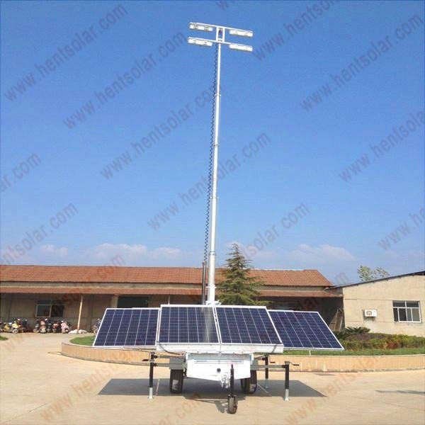 Mobile solar light tower with 4 panels
