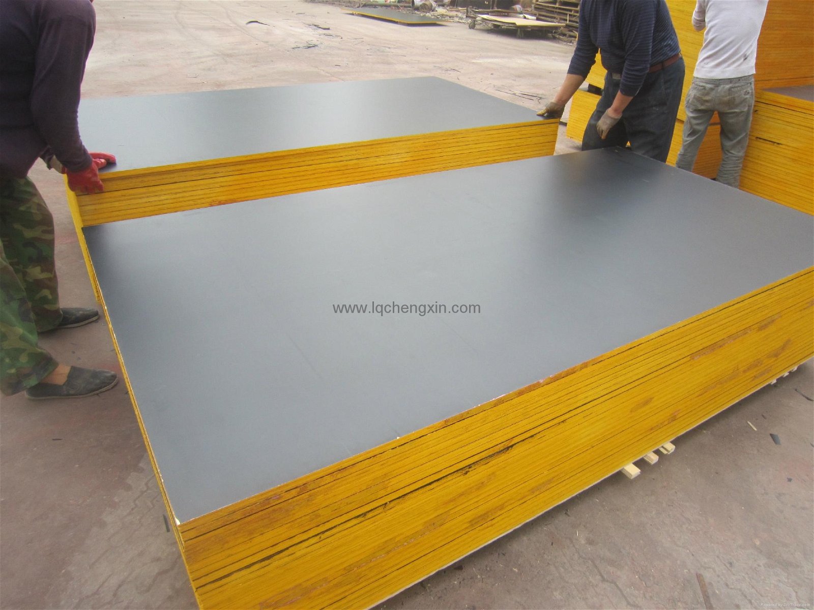 china manufacturer offer all kinds of 12mm brown film faced plywood size 3