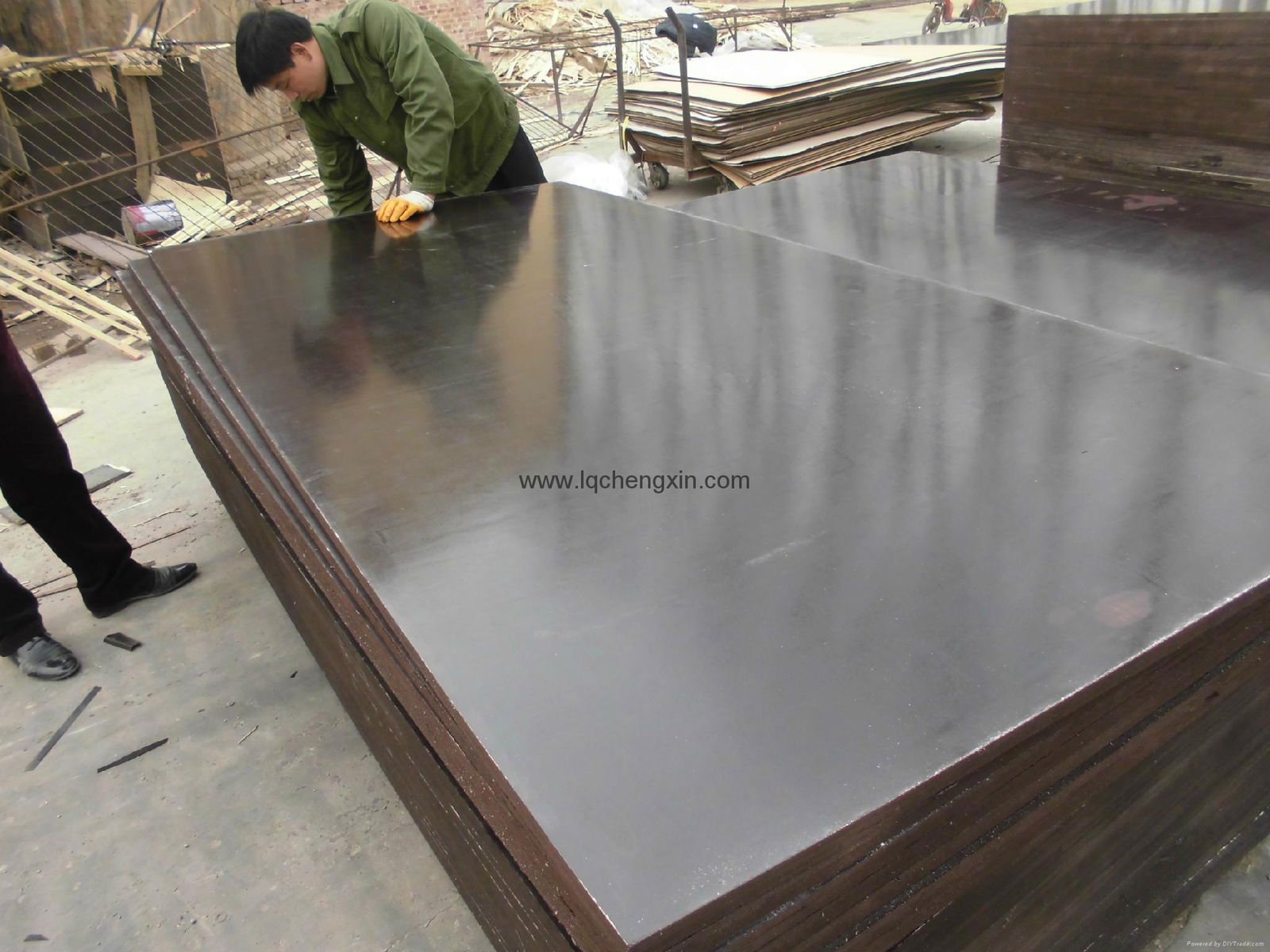 Chinese wbp glue brown or black film faced plywood for construction 3