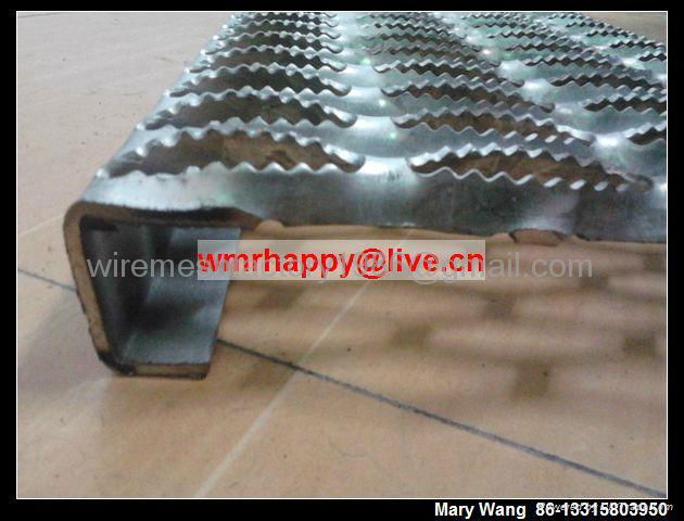 Galvanized expanded metal stair treads 2