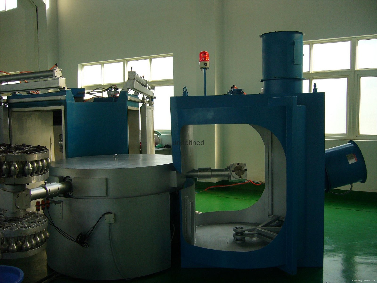 Three arms carousel rotomolding machine for manufacturing plastic products