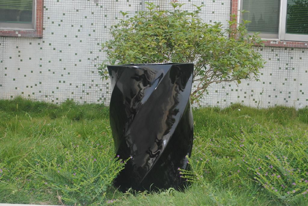 Large fiberglass planter 2