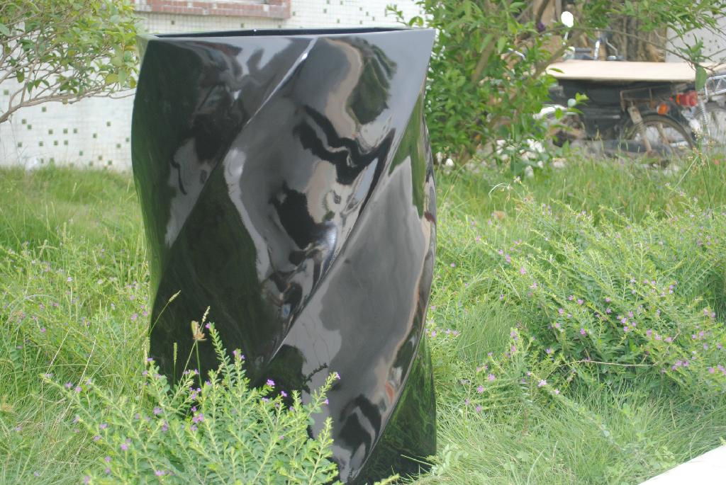 Large fiberglass planter 3