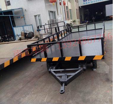 6吨护栏牵引平板拖车 2