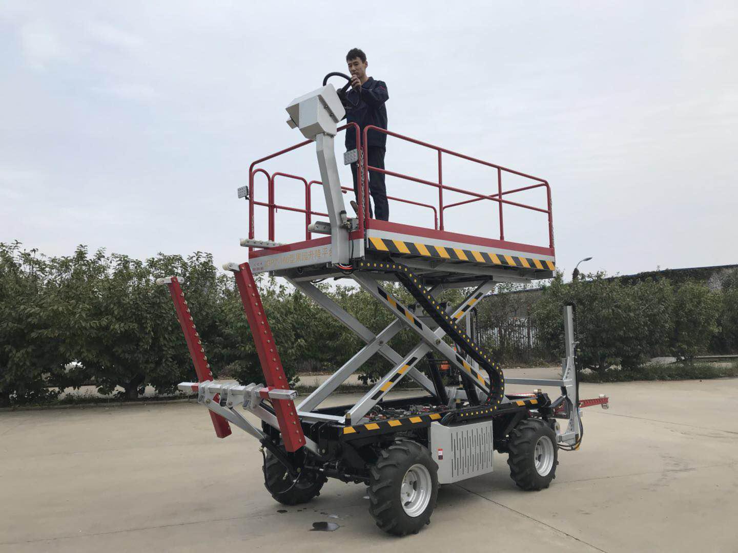 Crawler Platform with lift container Stepless speed change Scissor lifter     3