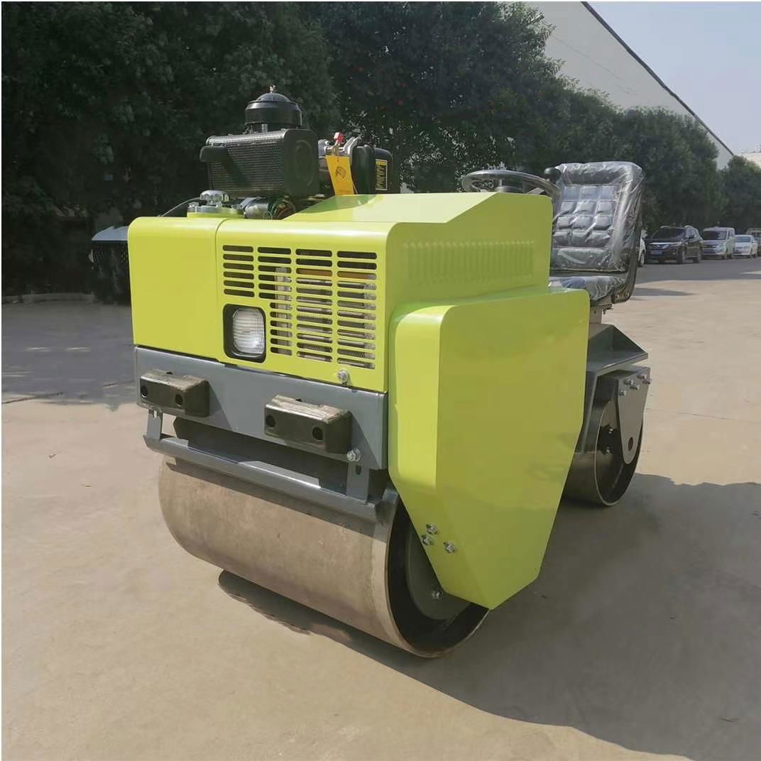 Ride on double drum vibratory roller
