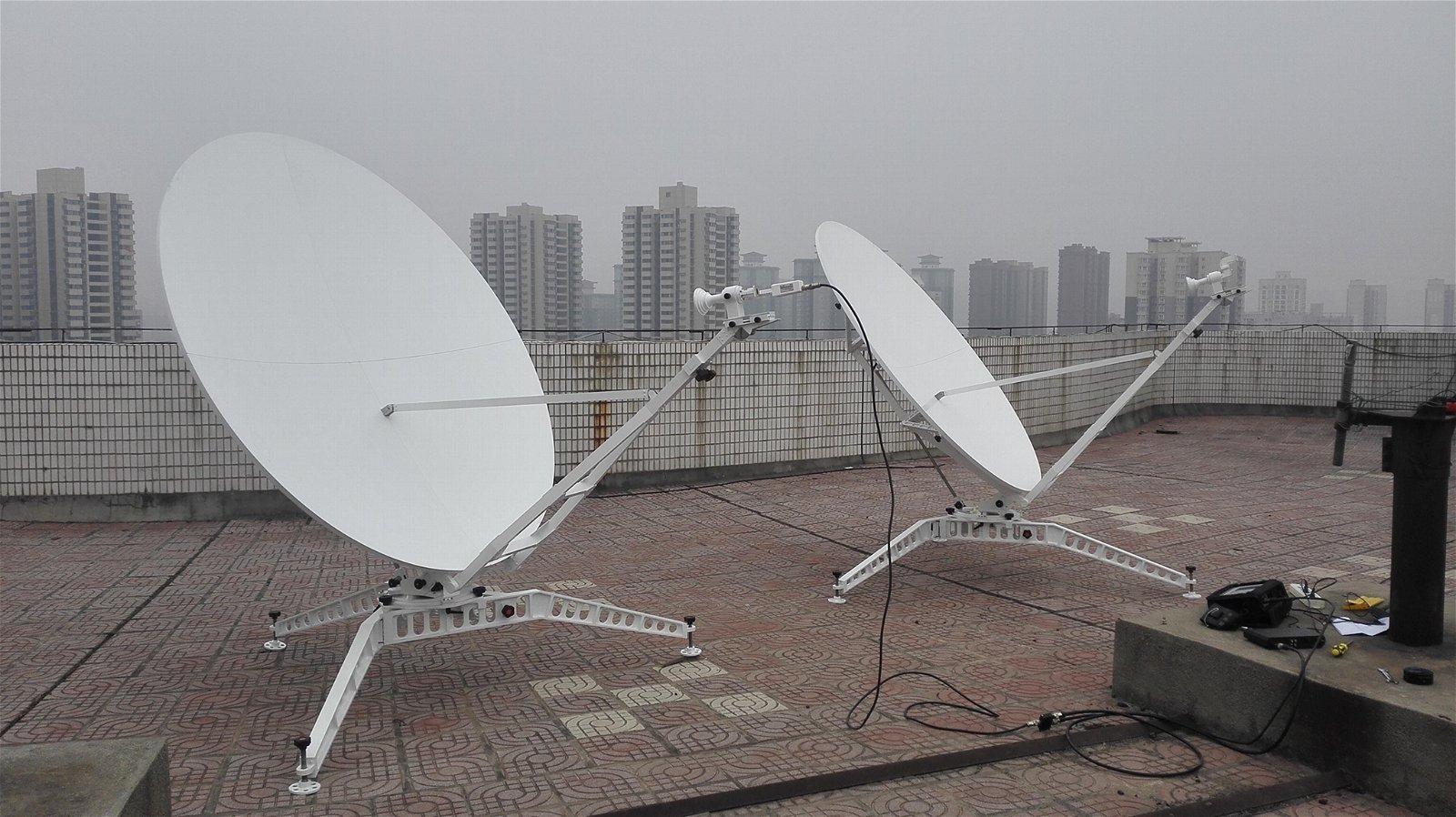 1.8m c/Ku band manual flyaway satellite antenna