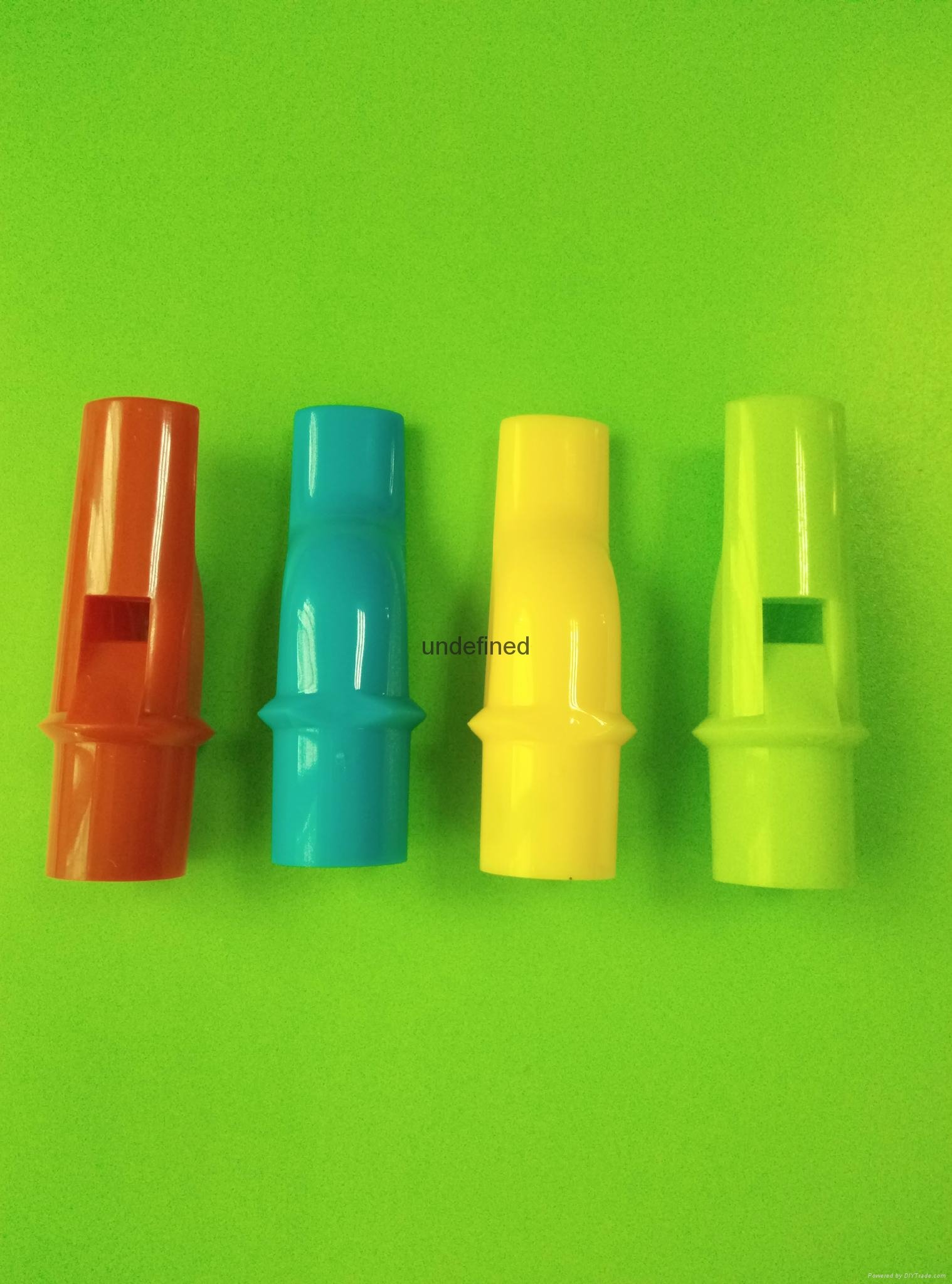 塑料玩具用直笛子形口哨。 3