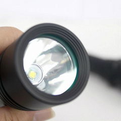 Narrow beam and deeper reflector led dive torch rubber