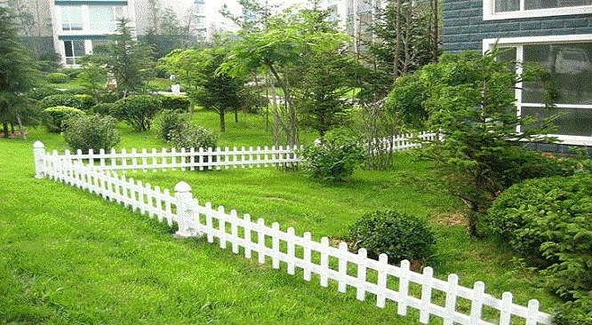 新樣式彩色pvc草坪護欄 4