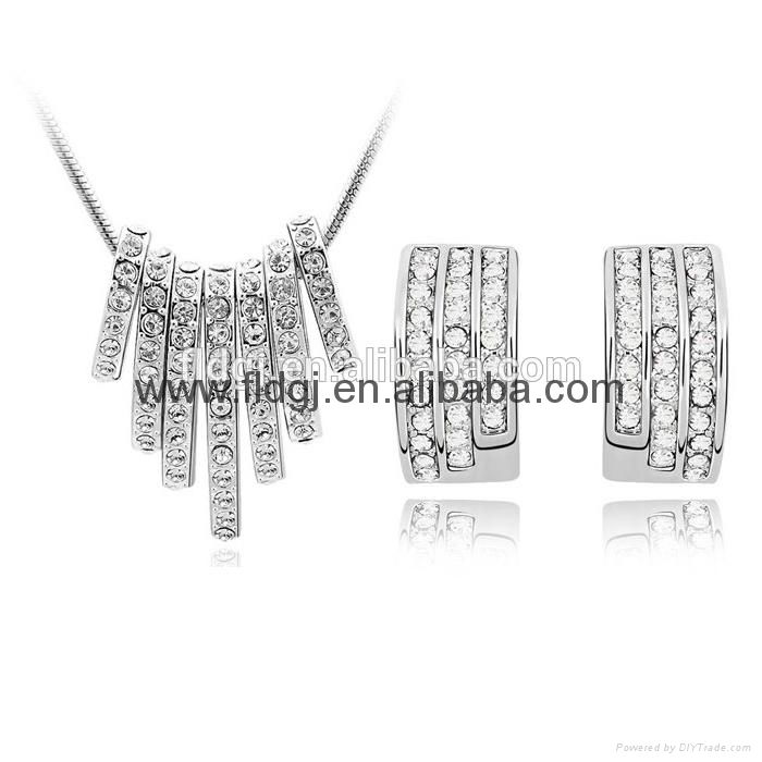 zinc alloy diamond set fashion necklace jewelry made in qingdao  2