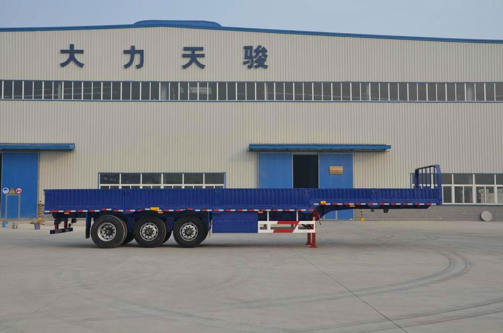 Semitrailer with side wall 