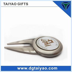 Golf divot tool